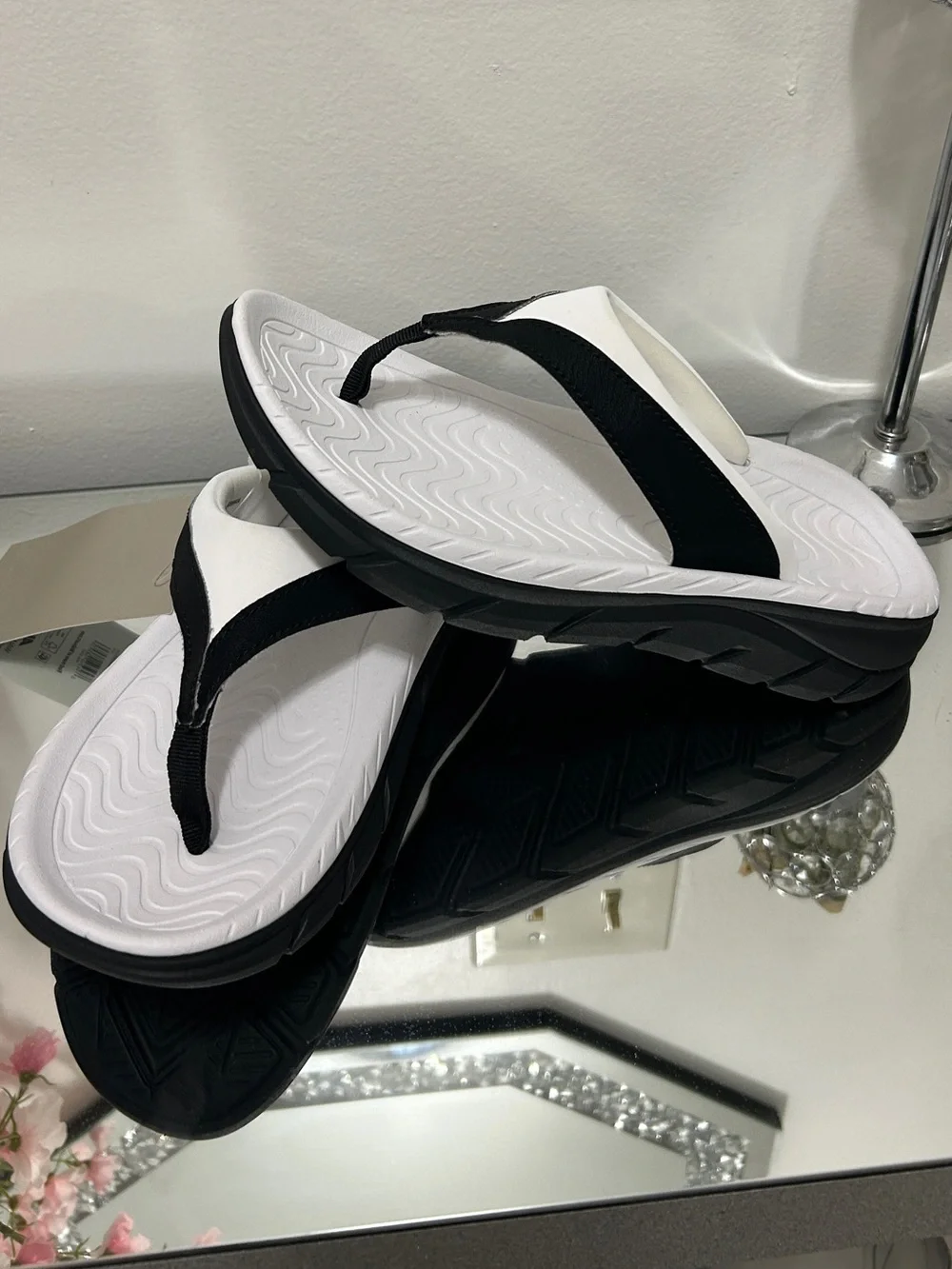 Avia Women’s Size 7 Black White Comfort Thong Flip Flop Sport Sandals NWT